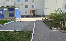 Покраска бордюров на придомовой территории по адресу ул. Красавинская, 2