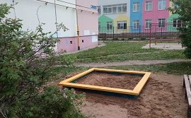 Установка песочницы на придомовой территории по адресу ул. Делегатская, 43 Установка песочницы на придомовой территории по адресу ул. Делегатская, 43