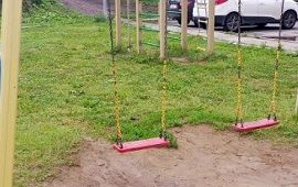 Восстановление качелей на придомовой территории по адресу ул. Целинная, 49Б