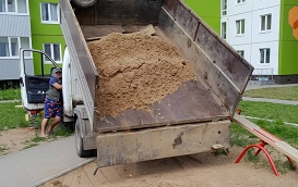 Завоз песка на детскую площадку по адресу ул. Красавинская, 10
