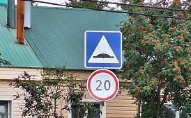 Установка дорожных знаков на придомовой территории по адресу ул. Зеленая, 3/1