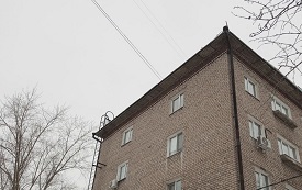 Очистка кровли дома по адресу ул. Кавалерийская, 17 от снега и наледи