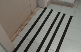 Установка антискользящей ленты в доме по адресу ул. Целинная, 49Б