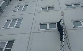 Замена светильников на фасаде домов